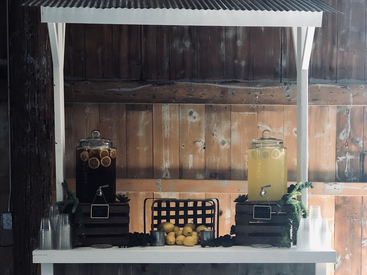 Lemonade and sweet tea cart at The Buckeye Barn